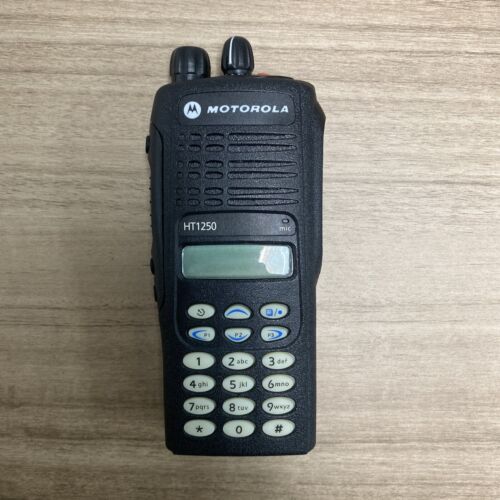 Motorola HT1250 UHF 403-470MHz 128ch Two Way Radio Full Keypad AAH25RDH9AA6AN